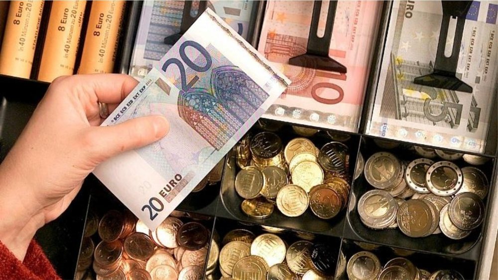Nuk ndalet rënia e Euros, prek rekord të ri poshtë 95.5 lekëve